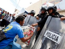 Los integrantes de la CNTE se han manifestacion en sedes legislativas, televisoras, el Zócalo capitalino y embajadas, entre otros. NTX /