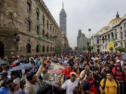 La vanguardia de la marcha de maestros arribó a las inmediaciones de la residencia oficial de Los Pinos. SUN /