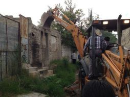 Se utiliza maquinaria pesada para derribar las construcciones e impedir que vuelvan a ser ocupadas.  /