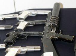 Decomisan cinco armas largas, tres pistolas, dos lanza-granas, 15 granadas y varios kilogramos de explosivos. ARCHIVO /