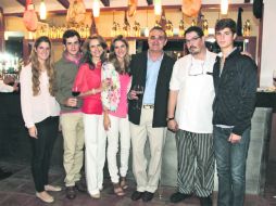 Anfitriones. Ana, Manuel, Maite, María, Manolo y Francisco de Asís con Eugenio Gratacós. EL INFORMADOR /