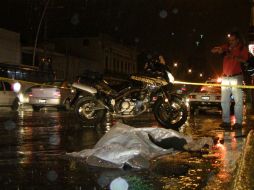 El cuerpo de la víctima quedó sobre la avenida Alcalde; el responsable no fue detenido. EL INFORMADOR /