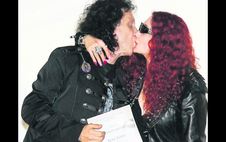 Álex y Chela Lora recibieron un reconocimiento por la brillante trayectoria de El Tri y su aportación al rock mexicano. NTX /