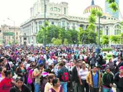 Miles de maestros se manifestaron en el DF. Exigen negociar con los secretarios de Gobernación y Educación y con el Presidente. NTX /