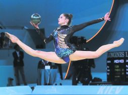 Cynthia Valdez ejecuta su rutina con la pelota, aparato con el que sumó su mejor calificación del día con 15.300. AP /