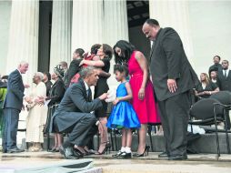 Barack Obama saluda a Yolanda King, hija de Martin Luther King III, y a su esposa Andrea Waters King. AP /