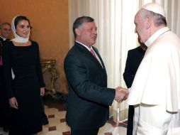 El Papa Francisco (d) recibe al rey jordano, Abdalá II (c), y su esposa, la reina Rania (i). EFE /