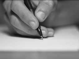 La Fundéu BBVA publica a menudo consejos para una escritura que respete las reglas del lenguaje. ARCHIVO /