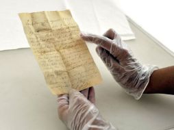 El papel se ha descubierto durante los trabajos de documentación del Museo de la Alhambra para catalogar sus fondos. EFE /