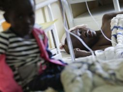 Dos niños supervivientes del accidente esperan tratamiento en el hospital de Narok. EFE /