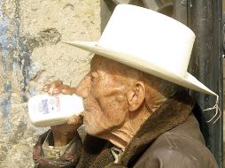 La leche y los productos lácteos pueden ayudar a prevenir o reducir la osteoporosis, común en adultos mayores. ARCHIVO /