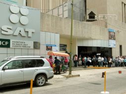 En el 2012, el Gobierno estatal tuvo que pagarle al SAT mil 911 millones 035 mil 838 pesos. ARCHIVO /