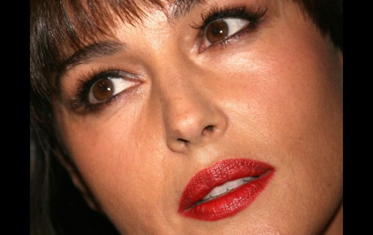 Al parecer, Mónica Belucci ha decidido ''sacar un clavo, con otro''. ARCHIVO /