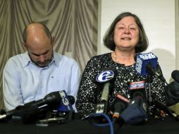 Dorsey Lavens (d) viuda del ex profesional Ray Easterling, quien era uno de los afectados. AP /