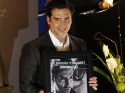 Fernández fue galardonado con varios reconocimientos por las ventas de Confidencias. ARCHIVO /
