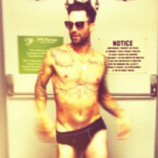 Fotografía de Adam Levine causa revuelo en internet