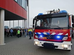 Los bomberos acudieron al estadio para desalojar a los asistentes al partido y sofocar el incendio. EFE /
