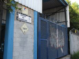 Los bomberos detectaron la fuga en una tubería de un equipo y trabajaron sobre ella.  /