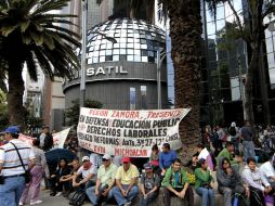 Los maestros disidentes mantuvieron un plantón en las inmediaciones de la BMV por más de tres horas. NTX /