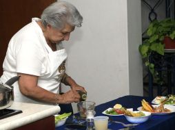 Ingerir alimentos con sal en exceso o comer por comer ocasionará problemas cardiacos. ARCHIVO /
