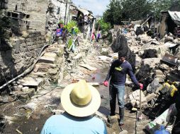 Empleados municipales continúan con los trabajos de demolición de viviendas sobre el lecho de Arroyo Seco, en Tlajomulco.  /