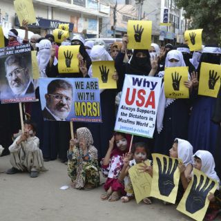 Partidarios de Morsi son atacados con gas por la policía egipcia