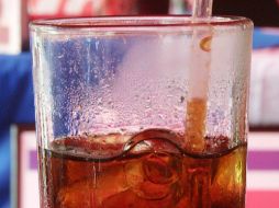 El refresco de cualquier marca contiene aspartame, que disminuye el metabolismo y alenta el proceso de 'quema' de las calorías. ARCHIVO /