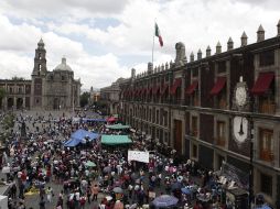 Maestros mexicanos opuestos a la reforma educativa impulsada por Peña Nieto mantienen un plantón en el Zócalo capitalino. ARCHIVO /