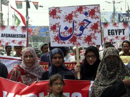 Un grupo de manifestantes da a conocer su rechazo ante la posible intervención militar estadounidense. EFE /