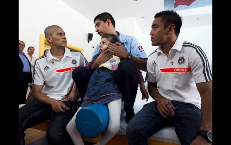 Enríquez y Fabián estuvieron atentos a lo que la gente en el CRIT de Occidente les explicaba.  /