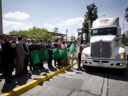 Banderazo. Autoridades y tequileros marcan la salida del primer cargamento de tequila 100% agave hacia China. EL INFORMADOR /