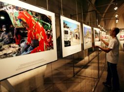Los técnicos rematan los preparativos para la exhibición en su sede dentro de Perpignan, al sur de Francia. AFP /