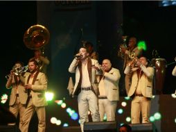 La banda ofreció temas románticos, algunos corridos, y cortes con los que puso a bailar al público. ARCHIVO /