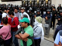 Luego de que miembros de la CNTE comenzaran a manifestarse, se han reunido con los diputados para llegar a un acuerdo. ARCHIVO /