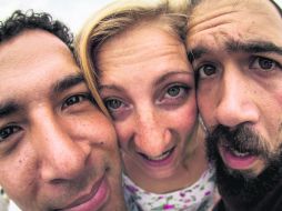 Sonríe. Alejandro Alatorre Warren (derecha) es uno de los miembros más activos de la página.  /