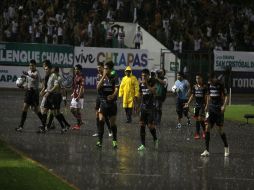 El partido se suspendió al minuto 12 a causa de una tormenta eléctrica, y aunque fue reanudado 41 minutos después, la lluvia no cesó. NTX /