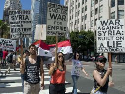 Ciudadanos de Los Ángeles protestan contra los posibles ataques estadounidenses a Siria. AFP /
