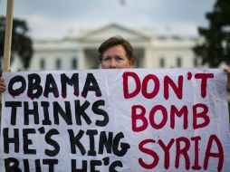 Una mujer protesta contra la intervención militar de Estados Unidos en Siria, frente a la Casa Blanca. EFE /