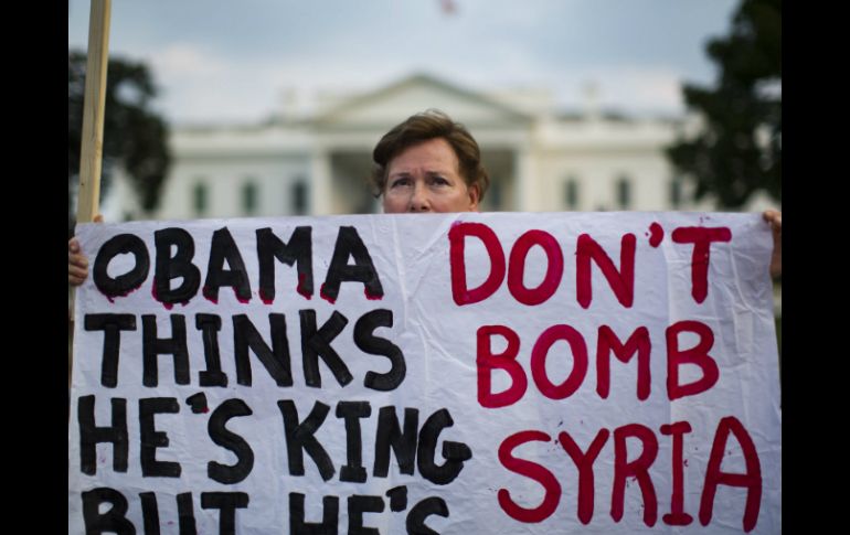 Una mujer protesta contra la intervención militar de Estados Unidos en Siria, frente a la Casa Blanca. EFE /