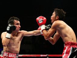Adrián deja fuera de combate a su rival en la tercera defensa. EFE /