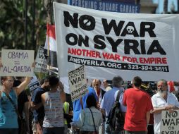 El día de ayer personas en Los Ángeles salieron a las calles para protestar contra la posible intervención de EU en Siria. AFP /