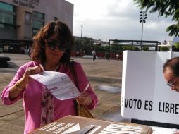 La diputada Celia Fausto, durante votación en una de las 200 mesas receptoras, en Plaza Tapatía.  /
