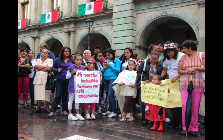 Organizaciones sociales, padres de familia y alumnos se manifiestan en la capital oaxaqueña a favor del SNTE. ARCHIVO /