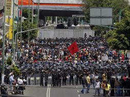 Miembros de la CNTE arriban a las inmediaciones de San Lázaro que se encuentra bajo resguardo de la policía capitalina. SUN /