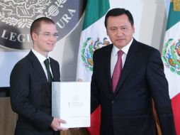 Ricardo Anaya y Miguel Ángel Osorio (d) durante la entrega. EFE /