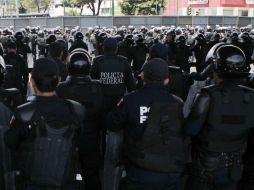 Elementos de la Policía del Distrito Federal resguardan las inmediaciones de San Lázaro en el inicio del periodo ordinario. SUN /