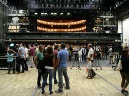 Cientos de personas asisten a la Ópera de Viena que comienza hoy la temporada 20132014. EFE /