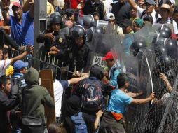 Osorio entrega el Informe de Gobierno de Peña, CNTE y #Yosoy132 protestan causando enfrentamientos. SUN /