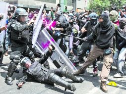 Granaderos del DF repelieron los intentos de grupos ''anarquistas'' por acercarse al Congreso. Hay más de 20 detenidos. AFP /
