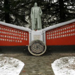Vierten pintura roja sobre una estatua de Stalin en Georgia